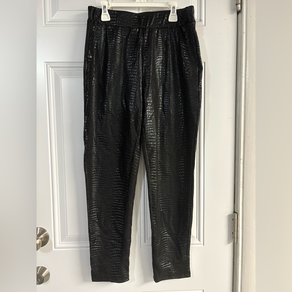 NWOT Womens Black Textured leggings ✨